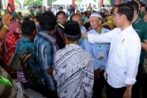 Presiden Jokowi Serahkan SK Pengelolaan Lahan ke Petani