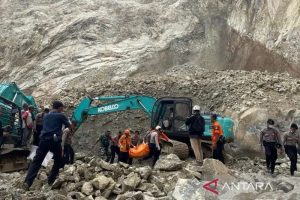50 Personel TNI AD Bantu Evakuasi Korban Longsor Gunung Kuda  